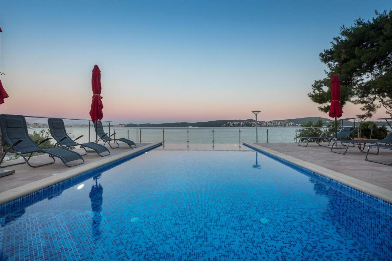 Gem Of The Sea Luxury Beach Apartment With Brand New Heating Infinity Pool Trogir Exterior foto