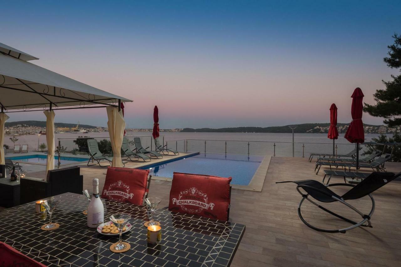 Gem Of The Sea Luxury Beach Apartment With Brand New Heating Infinity Pool Trogir Exterior foto